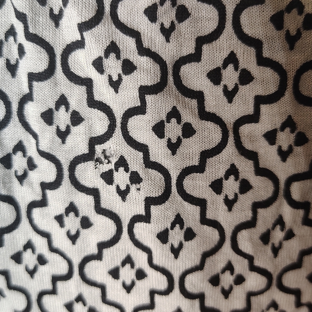 Elegant Black/ White Patterned Women's Large Petite Top With Belle Sleeves - Picture 3 of 5